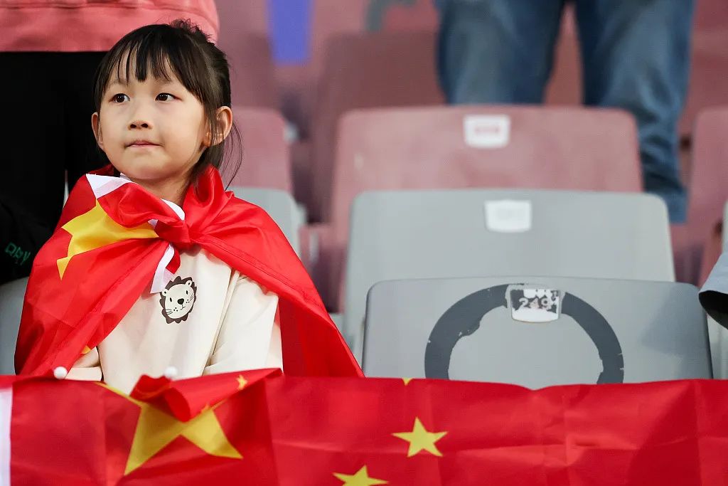 国足在亚洲杯未能打进任何进球，取得一场胜利十分艰难。中国足球是否已经陷入最低谷？